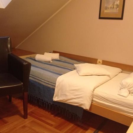 Car Royal Apartments And Rooms Novi Sad Exterior photo