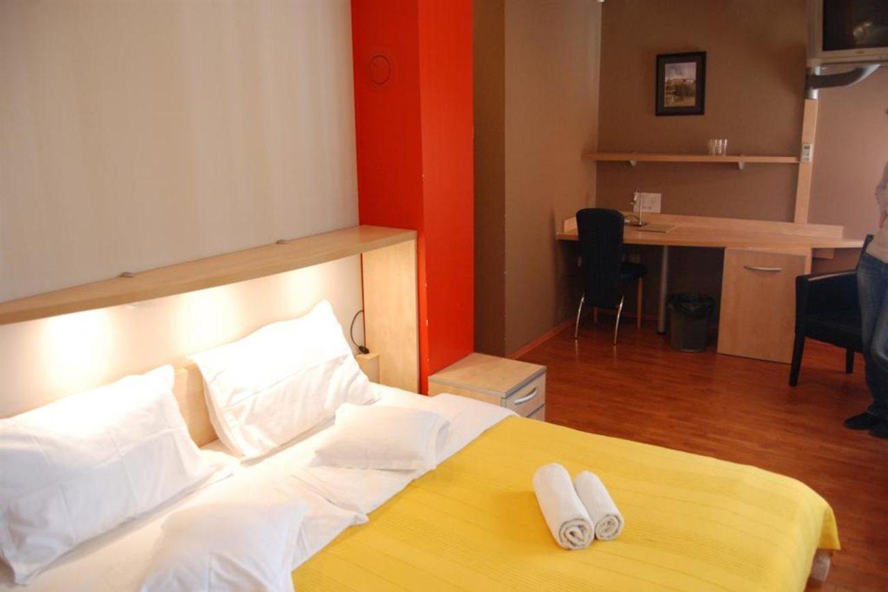 Car Royal Apartments And Rooms Novi Sad Exterior photo