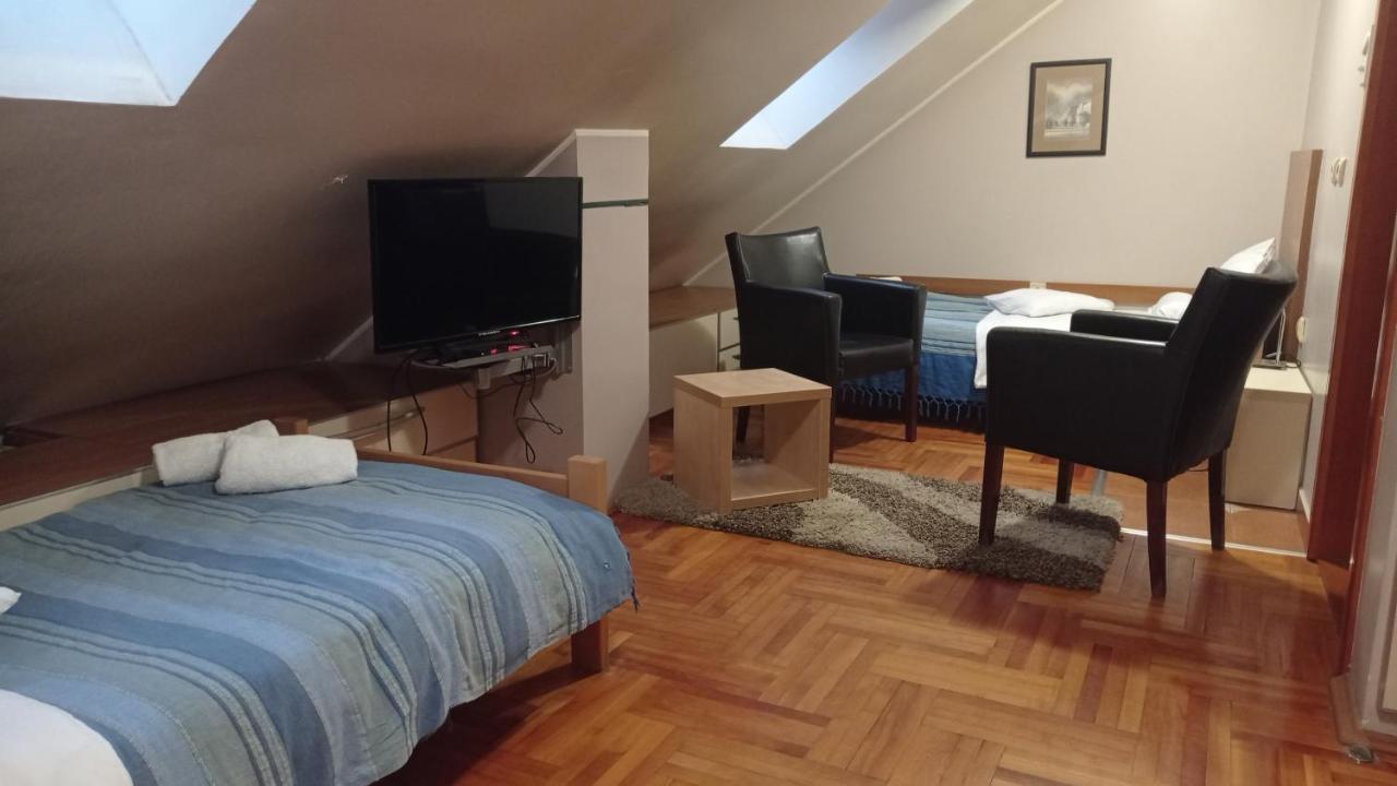 Car Royal Apartments And Rooms Novi Sad Exterior photo