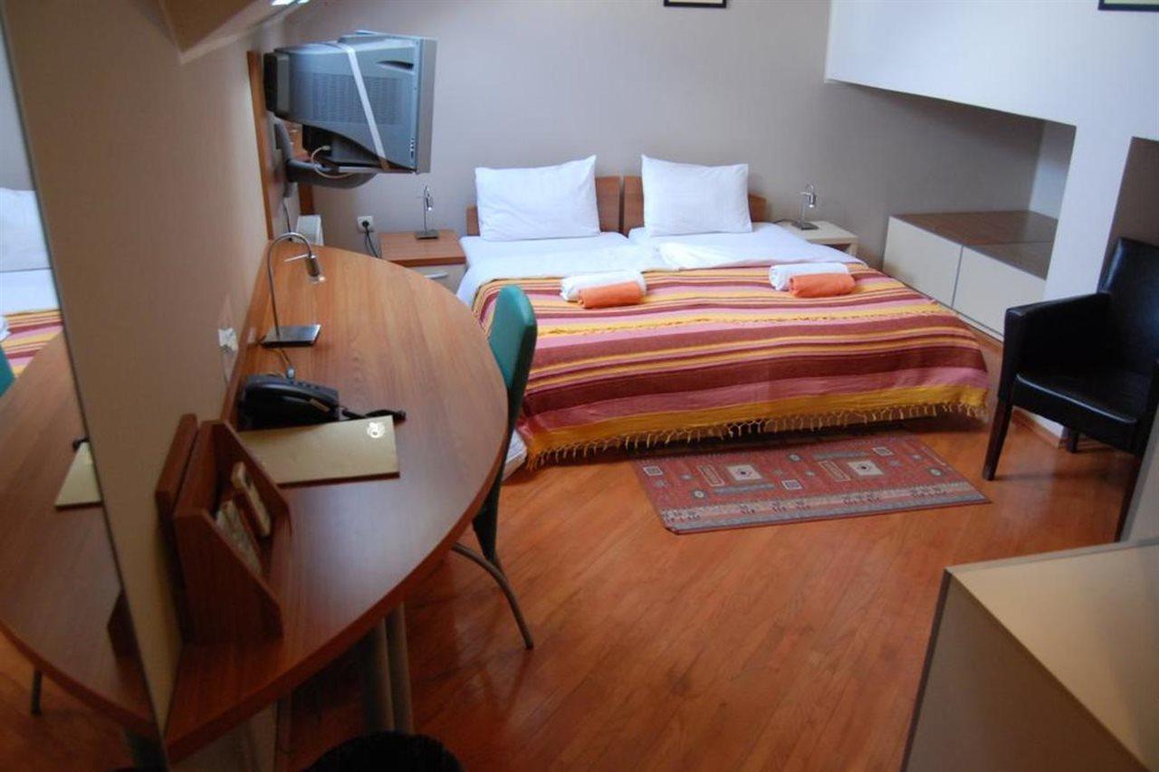 Car Royal Apartments And Rooms Novi Sad Exterior photo